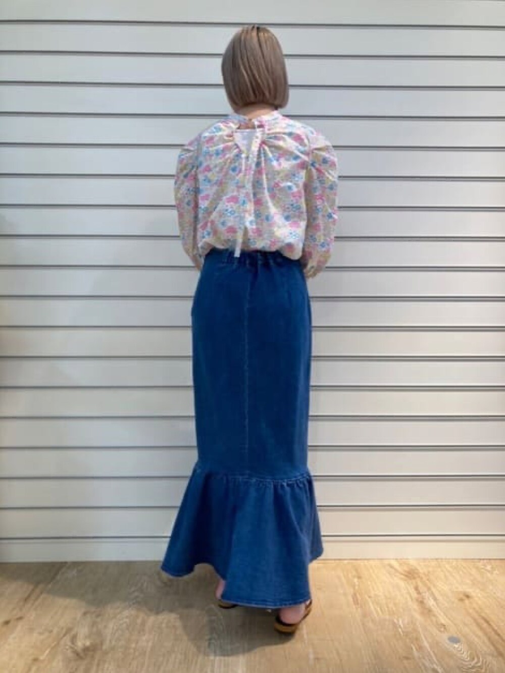 ホワイト系のシャツ/ブラウス、ブルー系のデニムスカートを着用したレディースの夏コーディネートの4枚目の写真