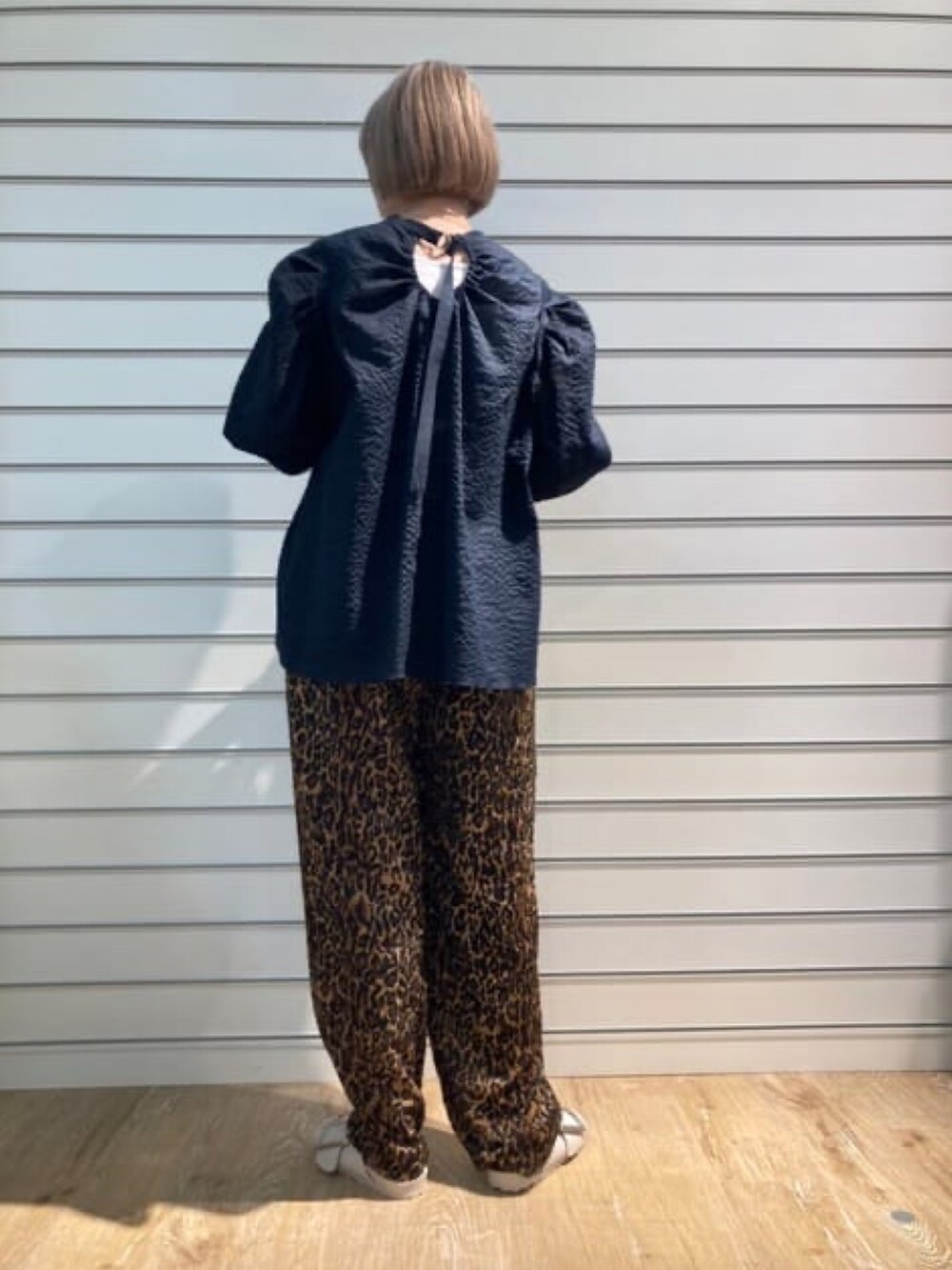 ブルー系のシャツ/ブラウス、ベージュ系のその他パンツを着用したレディースの春コーディネートの4枚目の写真