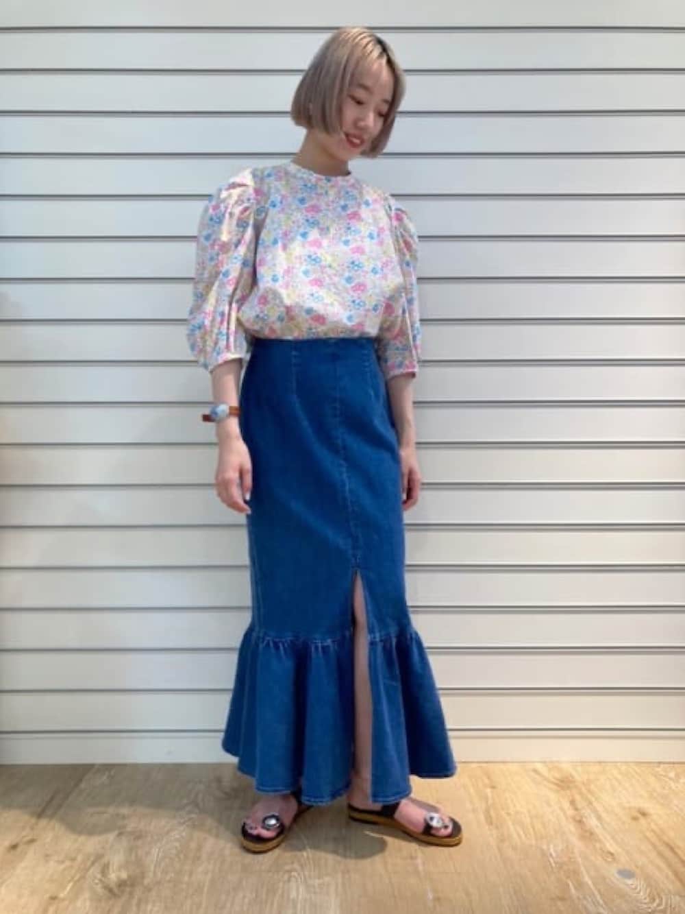 ホワイト系のシャツ/ブラウス、ブルー系のデニムスカートを着用したレディースの夏コーディネートの3枚目の写真