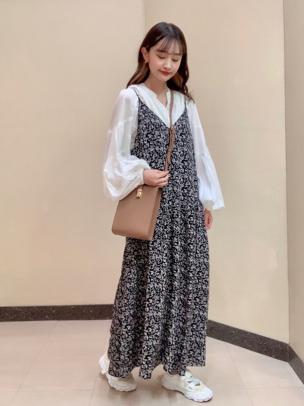 ベージュ系のショルダーバッグ、ブルー系のワンピース、ホワイト系のシャツ/ブラウスを着用したレディースの春コーディネートの3枚目の写真