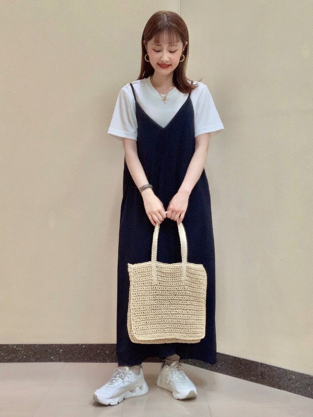 「AMERICAN HOLIC、アメリカンホリック、アメホリ、お出かけコーデ、春、ワンピース、キャミワンピ、セットアイテム」｜「AMERICAN HOLICのペーパー編み上げトートバッグ（かごバッグ、ベージュ系）」を使った、sayaka..さん（レディース・156cm）の春コーディネートの2枚目の写真