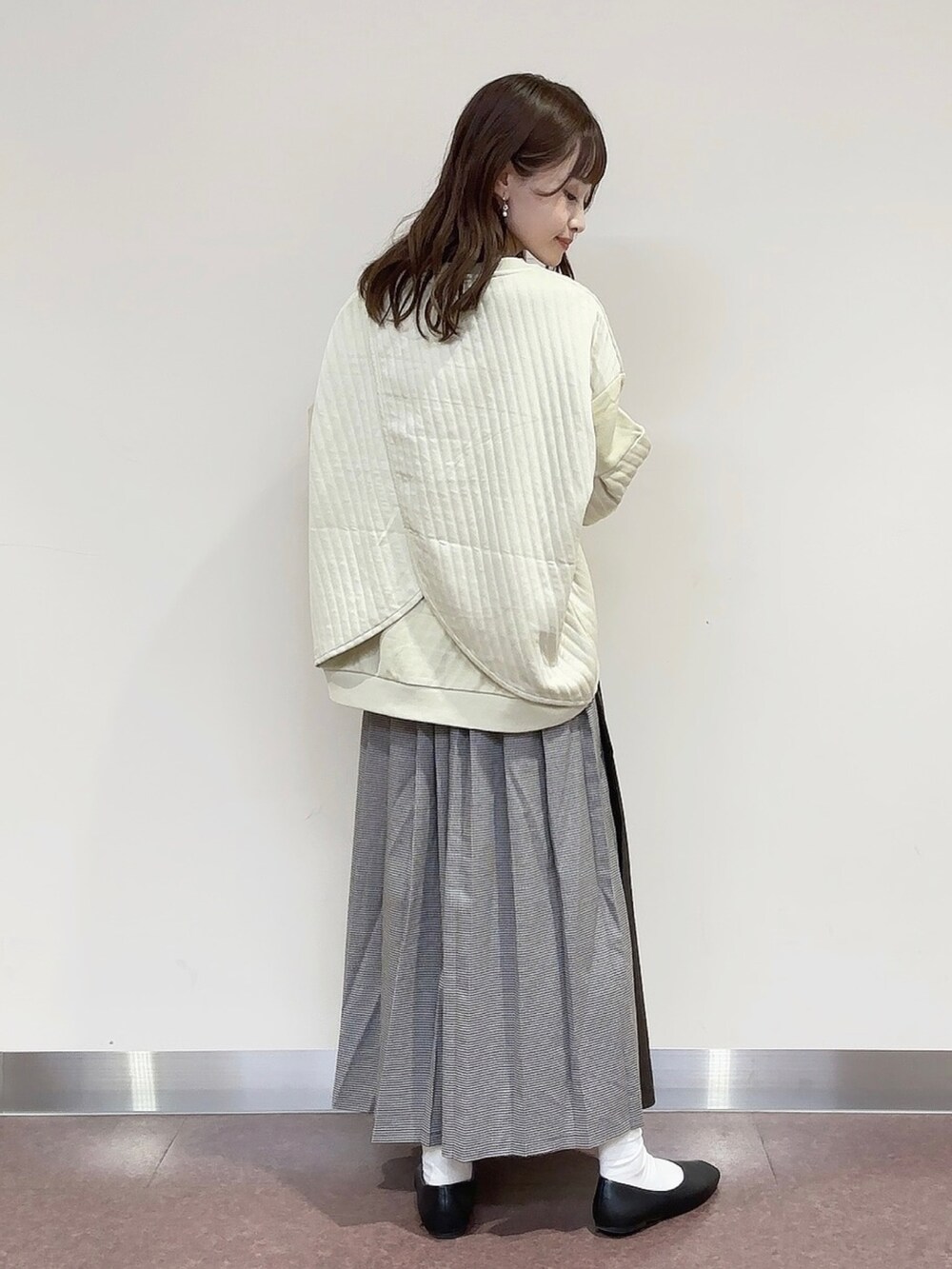 ホワイト系のTシャツ/カットソー、ブラウン系のバッグ、ブラウン系のスカートを着用したレディースの秋コーディネートの3枚目の写真