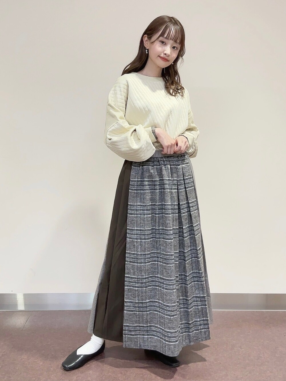 ホワイト系のTシャツ/カットソー、ブラウン系のバッグ、ブラウン系のスカートを着用したレディースの秋コーディネートの2枚目の写真