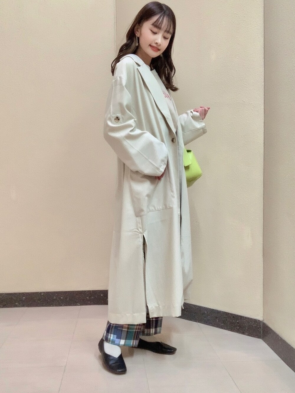 「春コーデ、AMERICAN HOLIC、アメリカンホリック、アメホリ、チェック、チェックパンツ、ストレートパンツ、春カラー、春服、おしゃれさんと繋がりたい、ootd」|「AMERICAN HOLICの花粉防止ニュアンストレンチコート(トレンチコート、ホワイト系)」を使った、sayaka..さん(レディース・156cm)の冬コーディネートの2枚目の写真