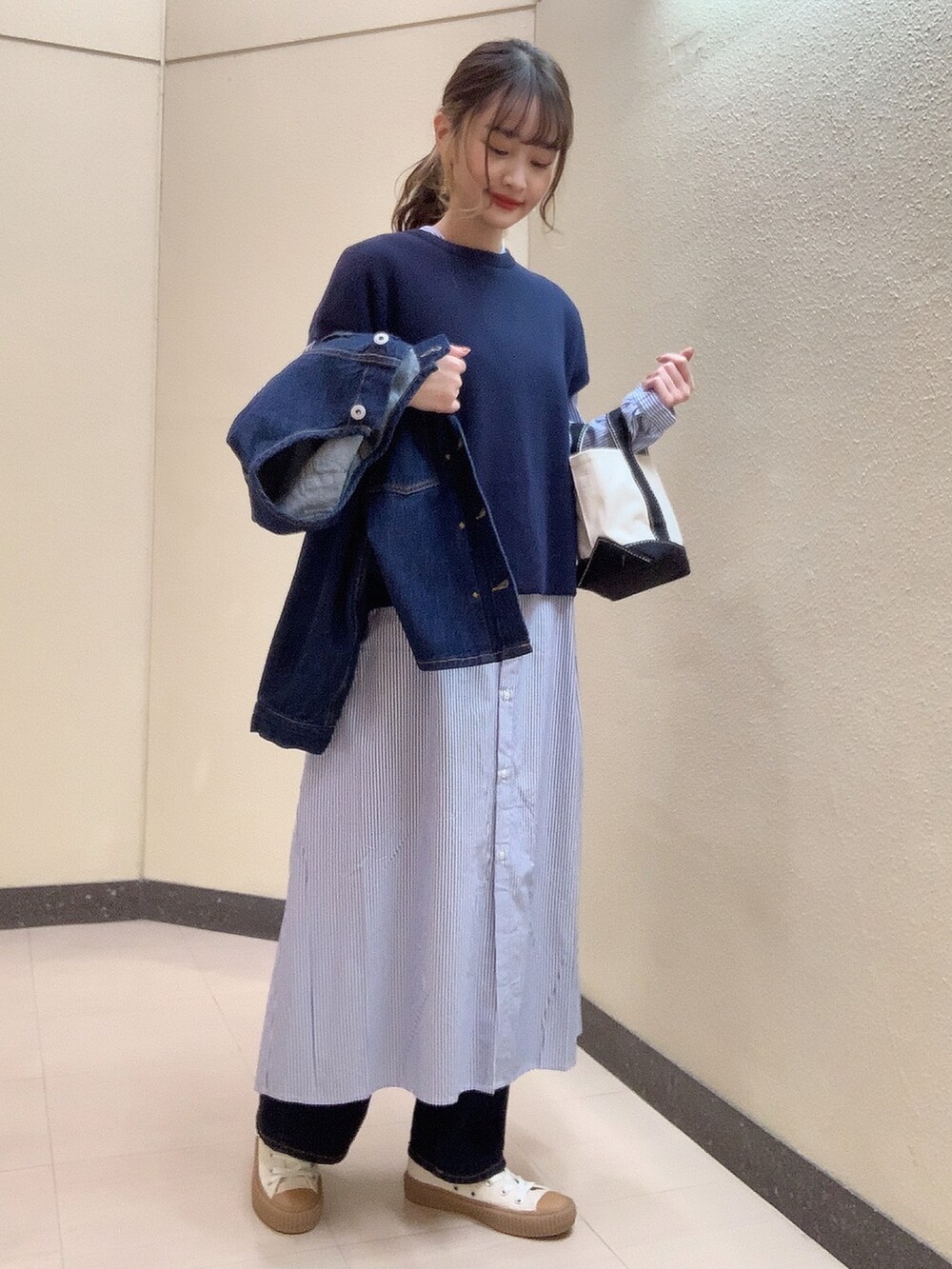 「大人カジュアル、デニム、デニムジャケット、ワンピース、AMERICAN HOLIC、アメリカンホリック、アメホリ、クラフトスタンダードブティック、CRAFT STANDARD BOUTIQUE、セットアイテム、ニットシャツワンピ、いいね、save、フォローお願いします🤑、ootd」｜「AMERICAN HOLICのノーカラーGジャン（デニムジャケット、ブルー系）」を使った、sayaka..さん（レディース・156cm）の冬コーディネートの3枚目の写真