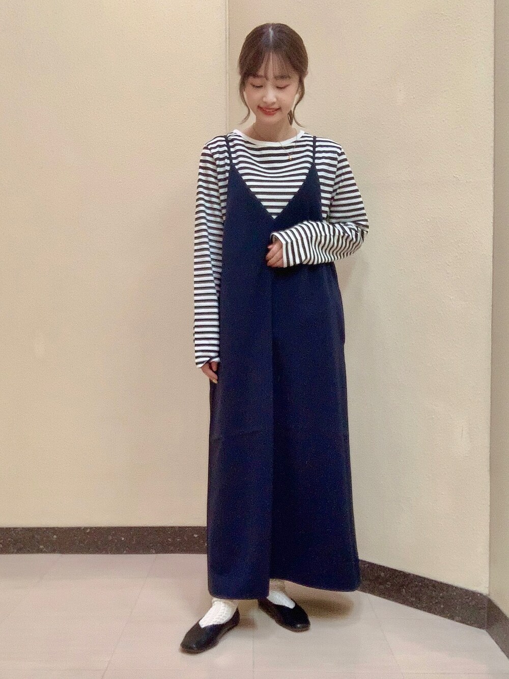 ブルー系のワンピース、ホワイト系のTシャツ/カットソーを着用したレディースの秋コーディネートの2枚目の写真