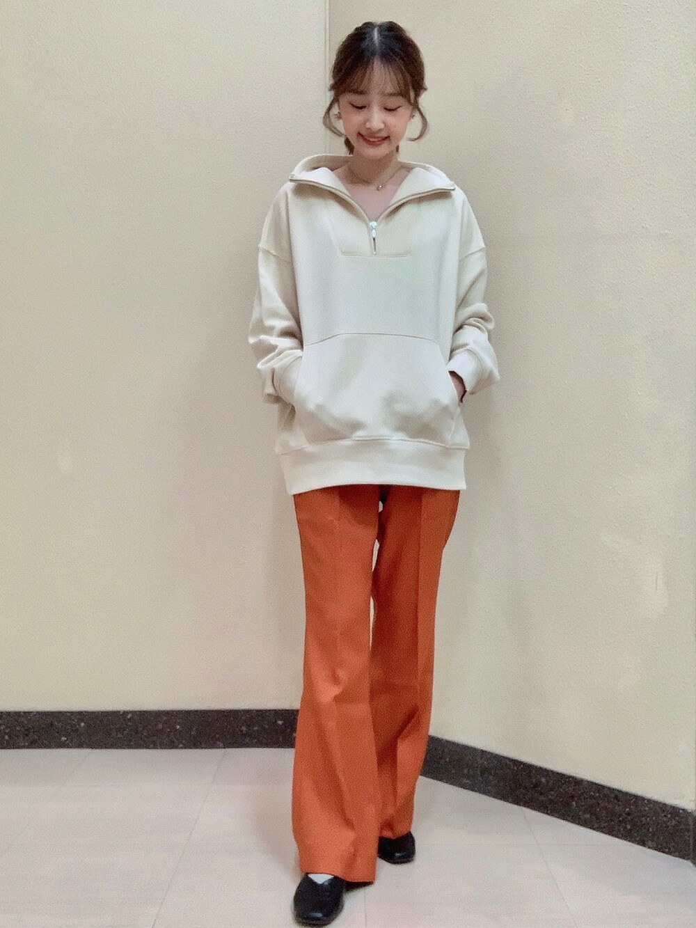 ホワイト系のスウェット、オレンジ系のその他パンツを着用したレディースの秋コーディネートの2枚目の写真