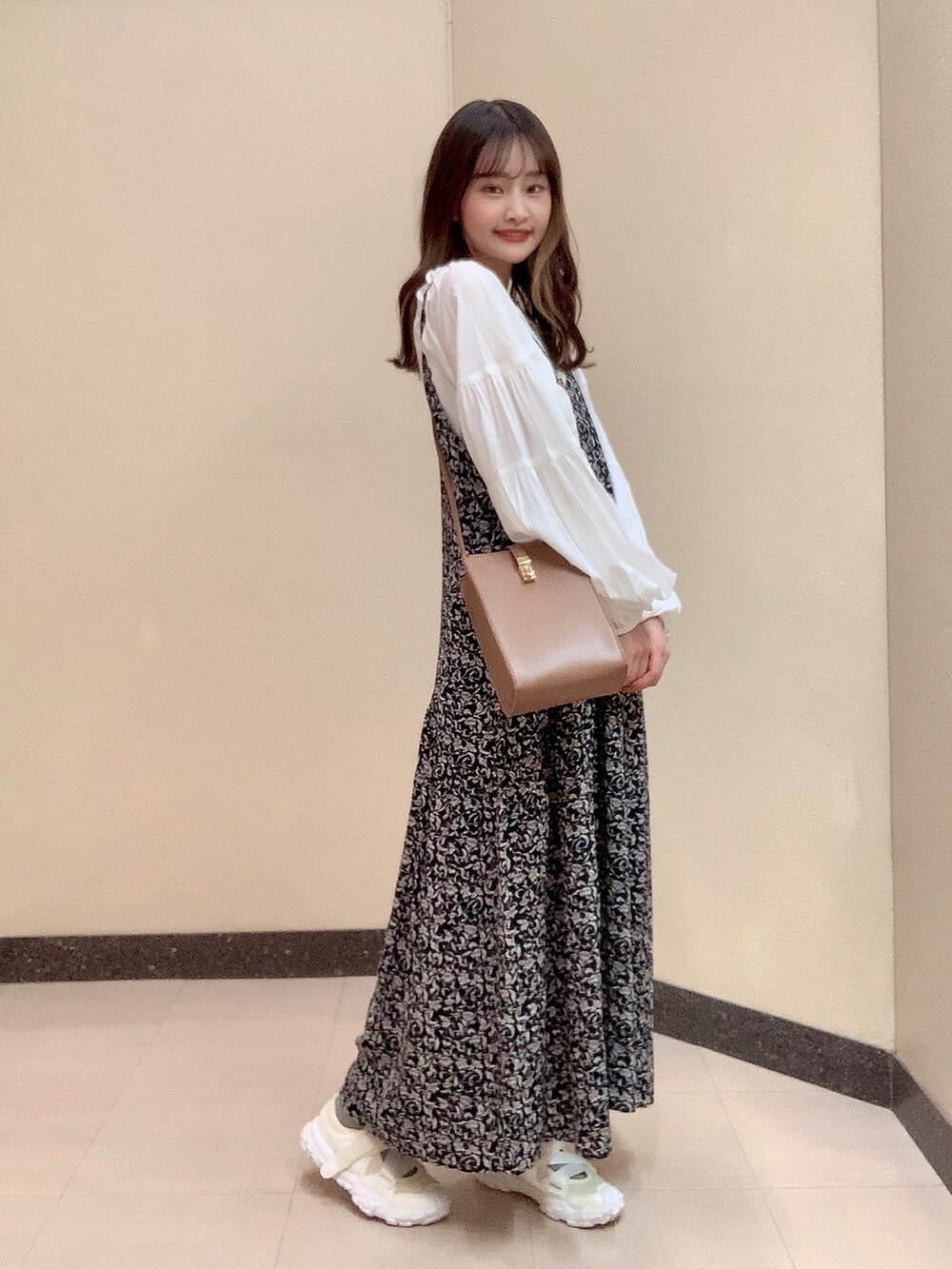 ベージュ系のショルダーバッグ、ブルー系のワンピース、ホワイト系のシャツ/ブラウスを着用したレディースの春コーディネートの2枚目の写真