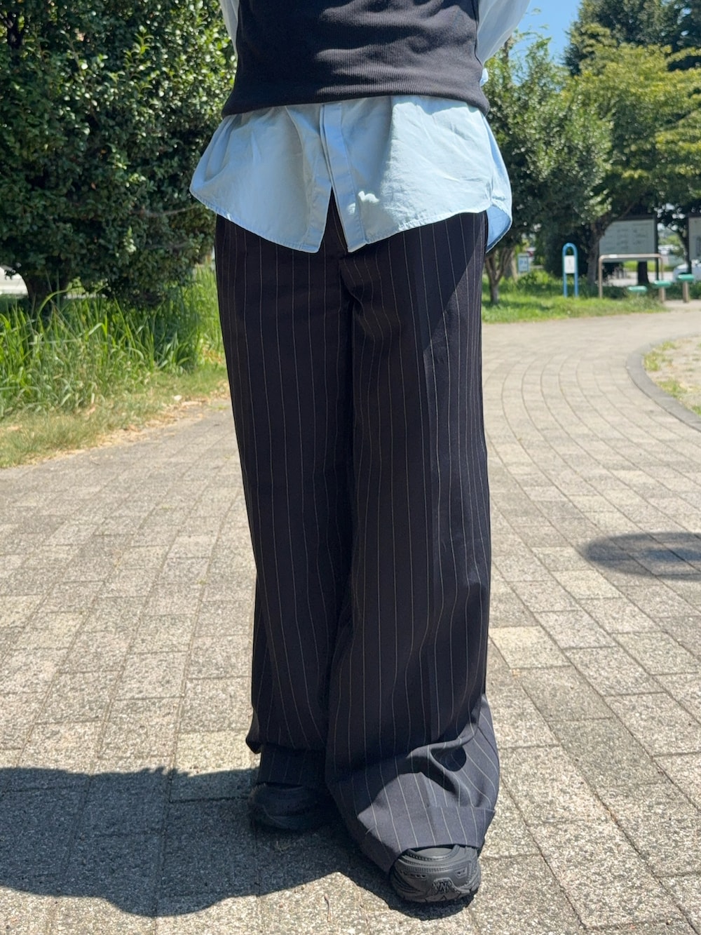 「タンクトップ、シャツスタイル、夏ファッション、キレイめ、UNIQLO、soerte、COS、ローファー、おしゃれさんと繋がりたい、シルバーアクセサリー、ストライプパンツ、アイウェア、きれいめカジュアル、低身長コーデ、さわやか」｜「soerteのWide straight slacks/ワイドストレートスラックスパンツ（スラックス、ブラック系）」を使った、ryuya_98さん（骨格ストレート・メンズ・170cm）の夏コーディネートの4枚目の写真