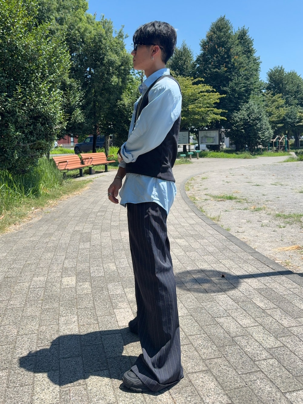 「タンクトップ、シャツスタイル、夏ファッション、キレイめ、UNIQLO、soerte、COS、ローファー、おしゃれさんと繋がりたい、シルバーアクセサリー、ストライプパンツ、アイウェア、きれいめカジュアル、低身長コーデ、さわやか」｜「soerteのWide straight slacks/ワイドストレートスラックスパンツ（スラックス、ブラック系）」を使った、ryuya_98さん（骨格ストレート・メンズ・170cm）の夏コーディネートの2枚目の写真