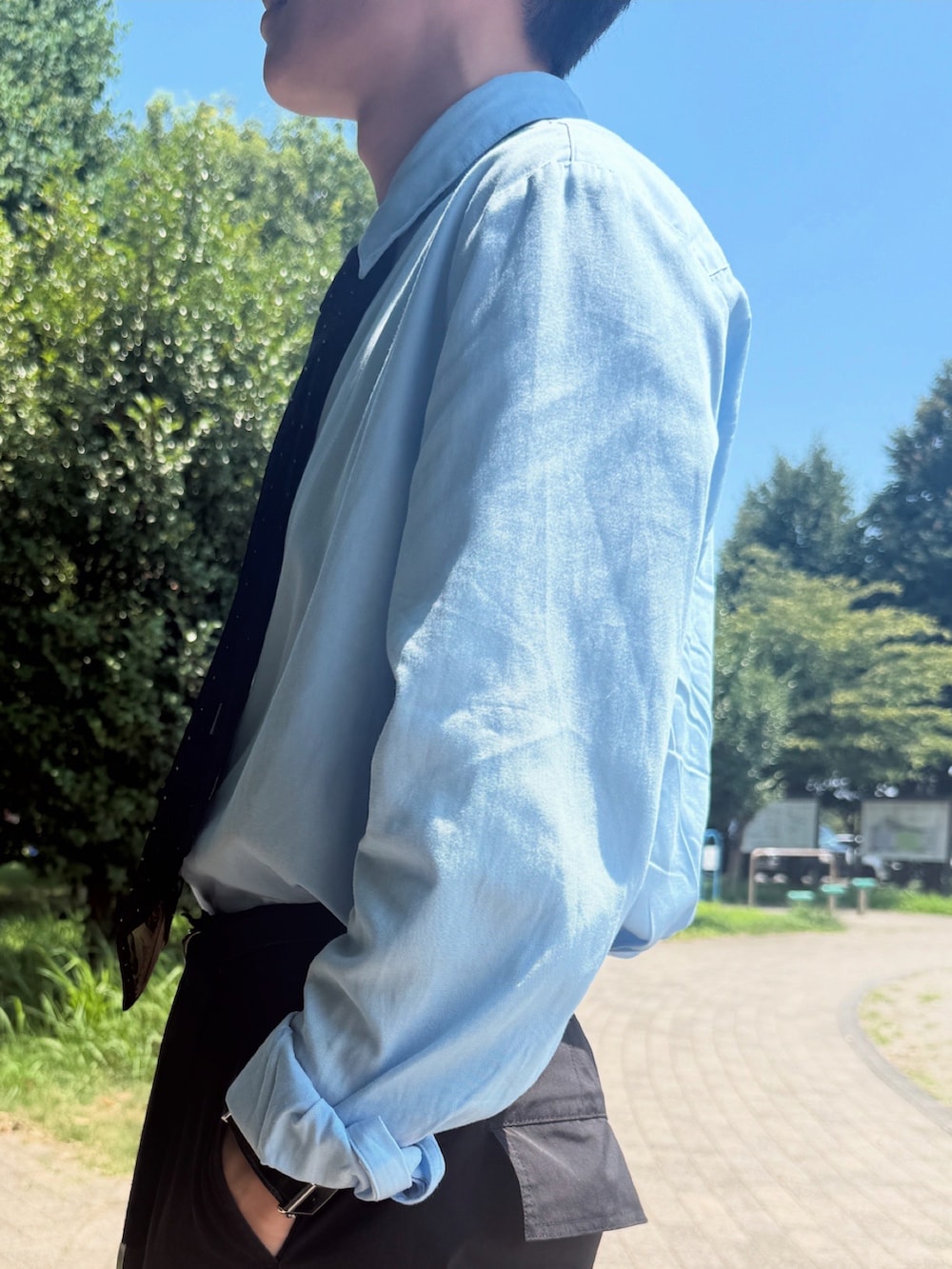 「夏ルックで気分アップ、カーゴパンツ、COS、soerte、New Balance、シャツ、ネクタイ、きれいめカジュアル、骨格ストレート」｜「soerteのWide straight tech cargo pants (Washer nylon)/ワイドストレートテックカーゴパンツ（ワッシャーナイロン）（カーゴパンツ、ブラック系）」を使った、ryuya_98さん（骨格ストレート・メンズ・170cm）の夏コーディネートの3枚目の写真