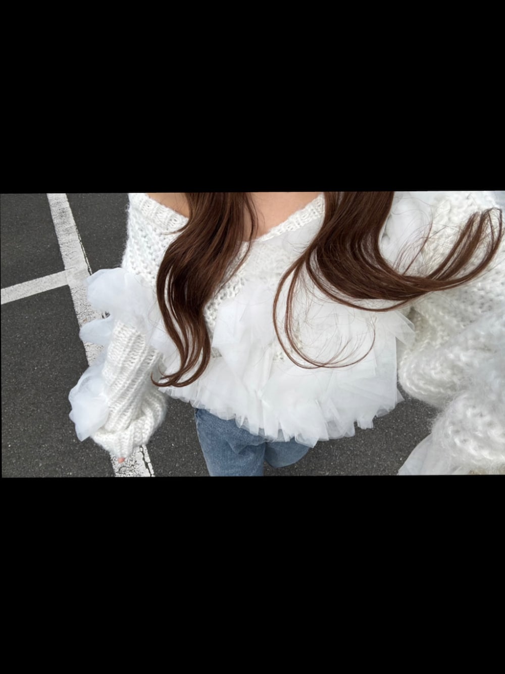 ホワイト系のニット/セーター、ブルー系のデニムパンツ、ブラウン系のスニーカーを着用したレディースの冬コーディネートの3枚目の写真