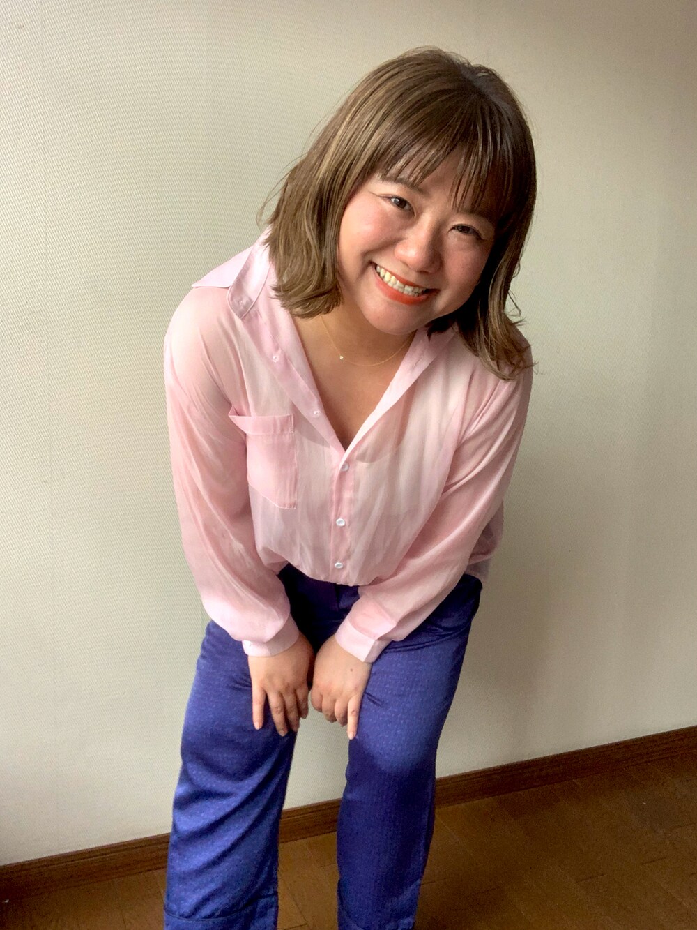 ピンク系のシャツ/ブラウス、ブルー系のパンツを着用したレディースの夏コーディネートの2枚目の写真