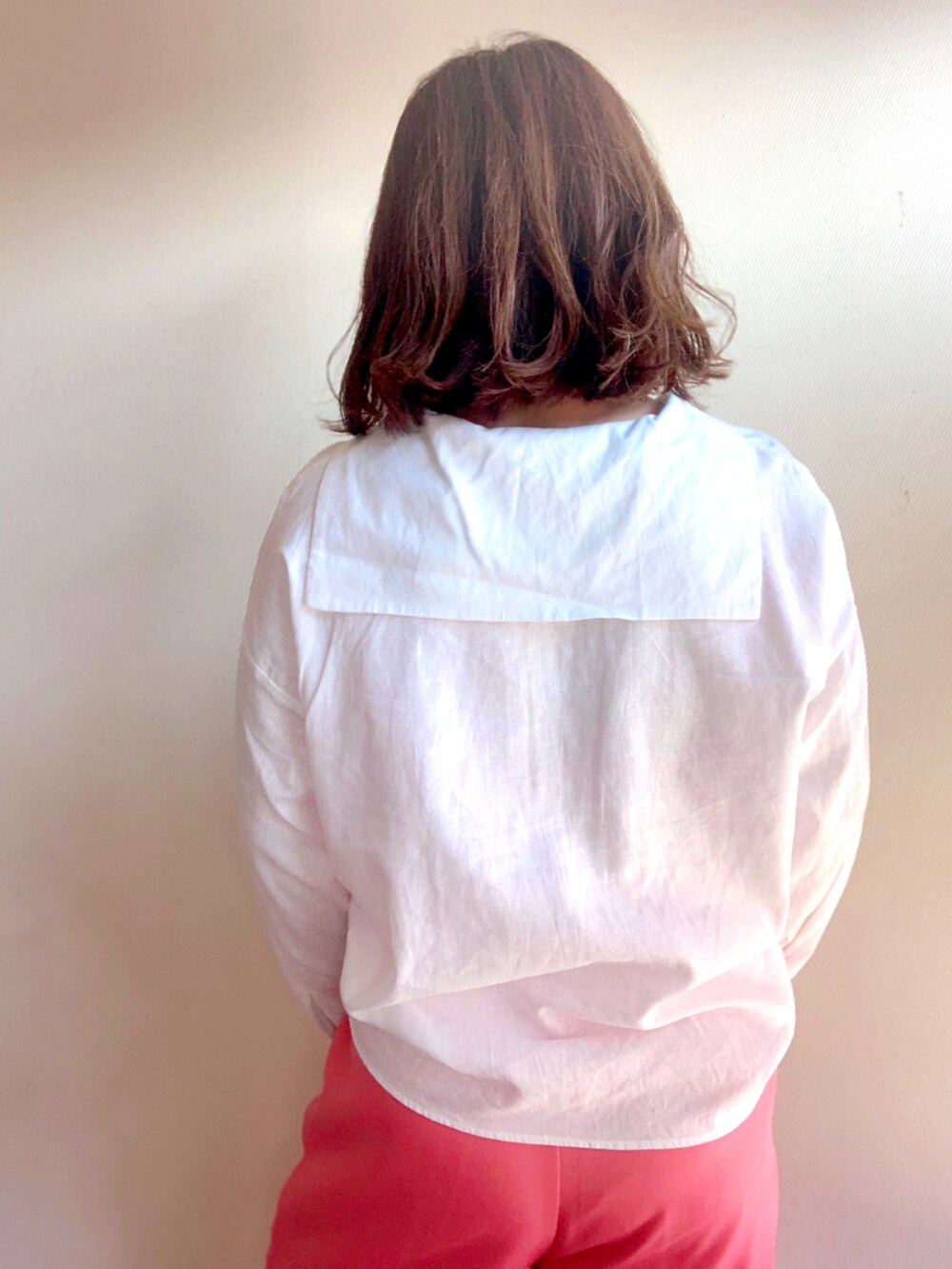 ホワイト系のシャツ/ブラウス、ピンク系のパンツを着用したレディースの春コーディネートの2枚目の写真