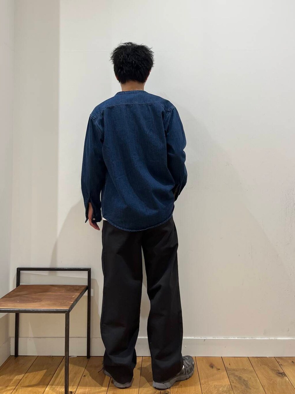 ブラック系のその他パンツ、ブルー系のシャツ/ブラウス、ホワイト系のTシャツ/カットソーを着用したメンズの春コーディネートの3枚目の写真