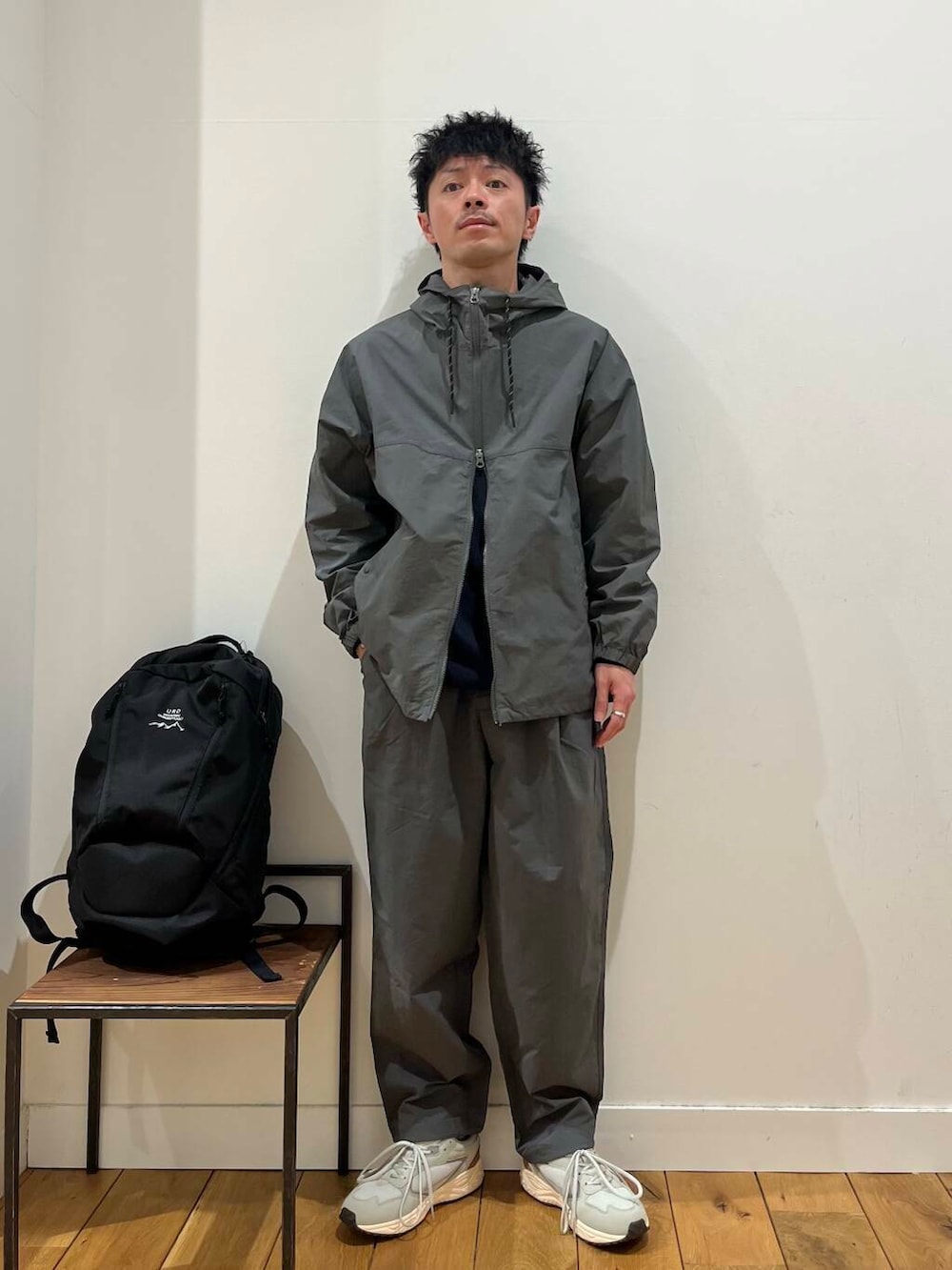 「スニーカー、カジュアル、春、doors、EKAL、moonSTAR、メンズスタイル、メンズ、mens、カジュアルセットアップスタイル」｜「MoonStarの『別注』MOONSTAR×DOORS　STUDEN（スニーカー、グレー系）」を使った、みやさんさん（メンズ・171cm）の春コーディネートの2枚目の写真