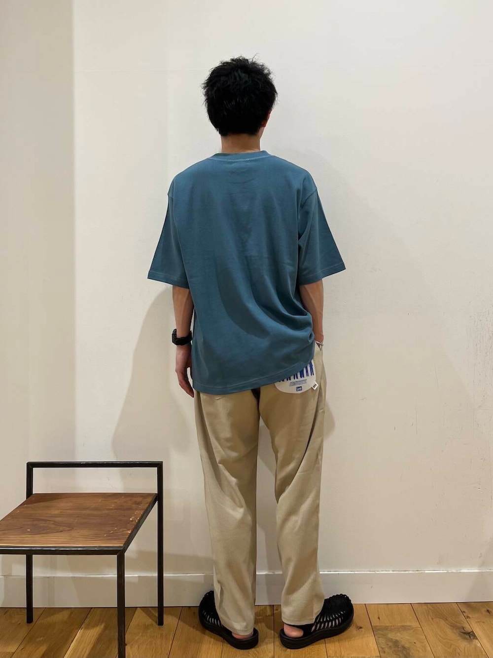 「シンプル、カジュアル、サンダル、アーバンリサーチドアーズ、夏、半袖、doors、メンズスタイル、サンダルコーデ、メンズ、mens、旅行コーデ、夏カラーコーデ、一枚で決まるtシャツ」｜「Leeの『別注』Lee×DOORS　FLeeasy Narrow（その他パンツ、ベージュ系）」を使った、みやさんさん（メンズ・171cm）の夏コーディネートの3枚目の写真