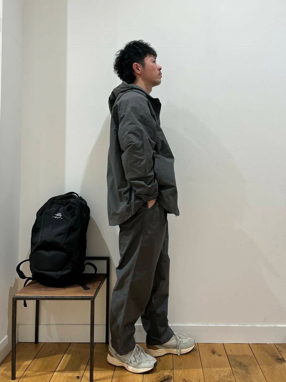 「スニーカー、カジュアル、春、doors、EKAL、moonSTAR、メンズスタイル、メンズ、mens、カジュアルセットアップスタイル」｜「MoonStarの『別注』MOONSTAR×DOORS　STUDEN（スニーカー、グレー系）」を使った、みやさんさん（メンズ・171cm）の春コーディネートの4枚目の写真