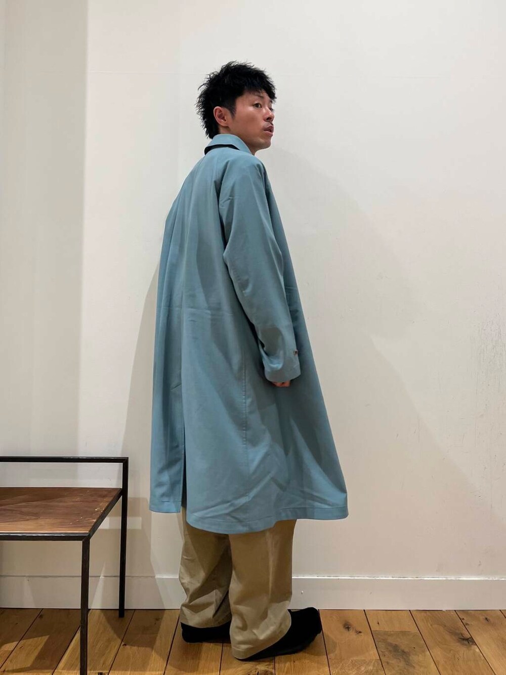 「キレイめ、グリーン、春、アーバンリサーチドアーズ、doors、メンズスタイル、メンズ、mens、春カラーコーデ」｜「FORK&SPOONのFORK&SPOON　フレンチドリルピグメントチノパンツ（その他パンツ、ベージュ系）」を使った、みやさんさん（メンズ・171cm）の春コーディネートの2枚目の写真