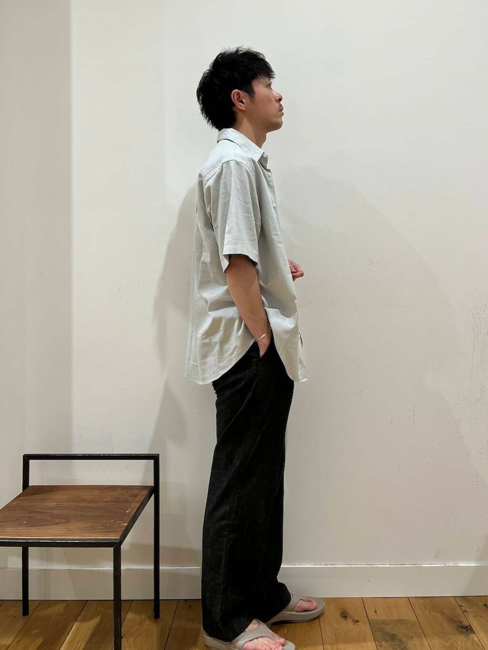 「シャツ、シャツスタイル、サンダル、アーバンリサーチドアーズ、夏、半袖、doors、メンズスタイル、メンズ、mens、旅行コーデ、帰省コーデ、私が選ぶセールアイテム25ss」｜「URBAN RESEARCH DOORSのヘンプコットン レギュラーカラーシャツ（シャツ/ブラウス、グレー系）」を使った、みやさんさん（メンズ・171cm）の夏コーディネートの3枚目の写真