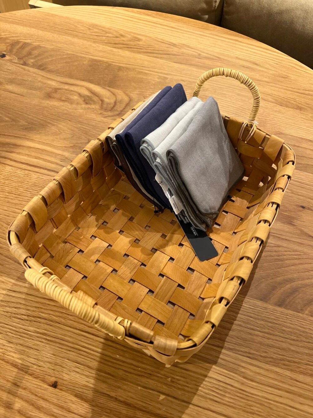 「ハンカチ、バスケ、doorslivingproduct、暮らしを楽しむ」|「URBAN RESEARCH DOORSのDOORS LIVING PRODUCTS ガーゼハンカチ(ハンカチ/ハンドタオル、ベージュ系)」を使った、みやさんさん(メンズ・171cm)の春コーディネートの2枚目の写真