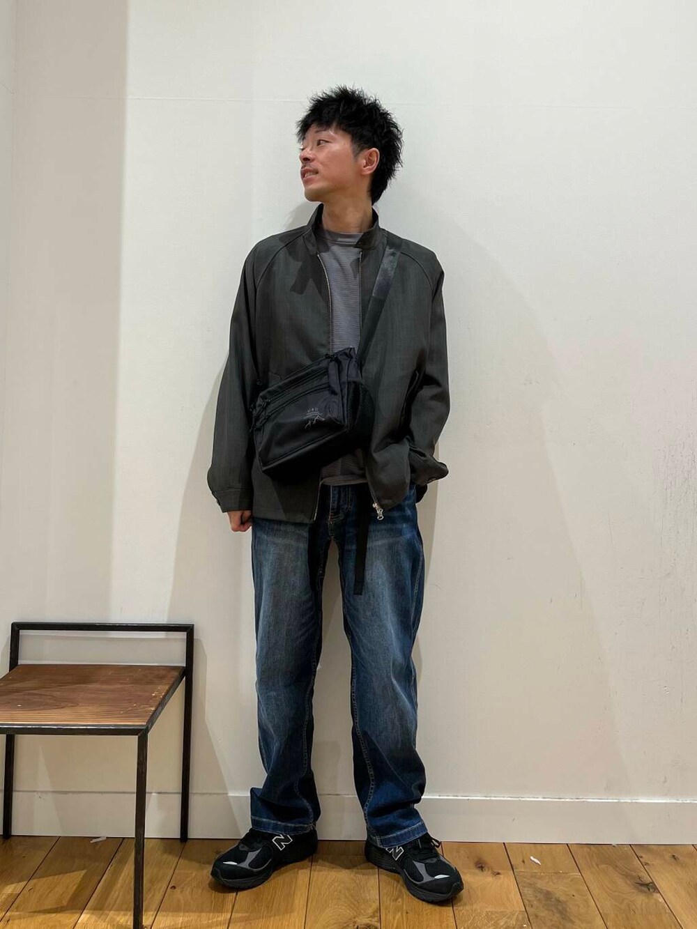 「デニム、カジュアル、春、アーバンリサーチドアーズ、doors、EKAL、メンズスタイル、メンズ、mens、春のジャケットスタイル」｜「Gramicciの『別注』GRAMICCI　Mountain Wide Pants（デニムパンツ、ブルー系）」を使った、みやさんさん（メンズ・171cm）の春コーディネートの2枚目の写真