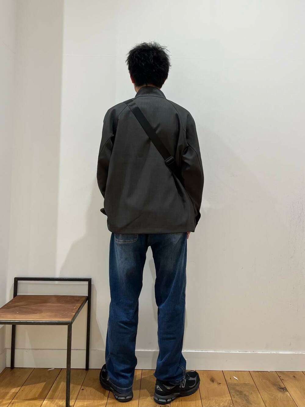 「デニム、カジュアル、春、アーバンリサーチドアーズ、doors、EKAL、メンズスタイル、メンズ、mens、春のジャケットスタイル」｜「Gramicciの『別注』GRAMICCI　Mountain Wide Pants（デニムパンツ、ブルー系）」を使った、みやさんさん（メンズ・171cm）の春コーディネートの4枚目の写真