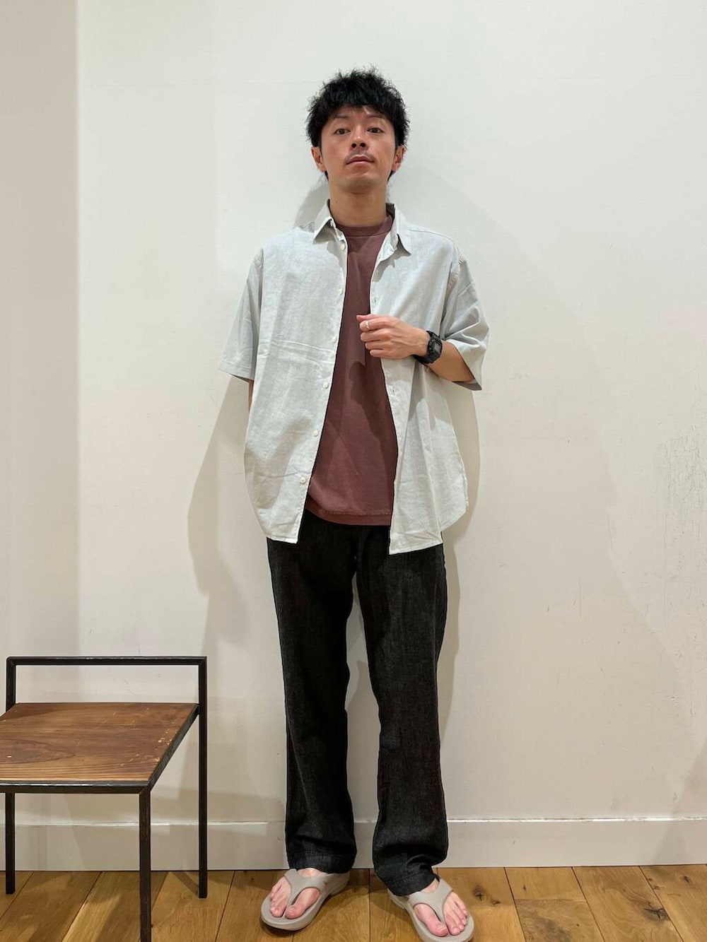 「シャツ、シャツスタイル、サンダル、アーバンリサーチドアーズ、夏、半袖、doors、メンズスタイル、メンズ、mens、旅行コーデ、帰省コーデ、私が選ぶセールアイテム25ss」｜「URBAN RESEARCH DOORSのヘンプコットン レギュラーカラーシャツ（シャツ/ブラウス、グレー系）」を使った、みやさんさん（メンズ・171cm）の夏コーディネートの2枚目の写真