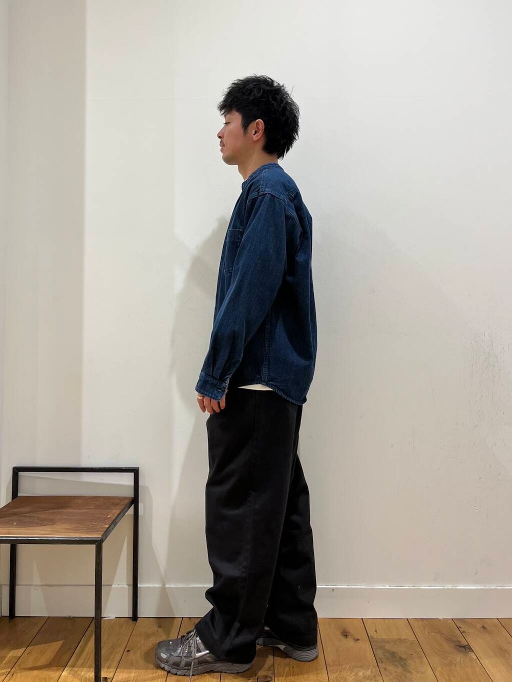 ブラック系のその他パンツ、ブルー系のシャツ/ブラウス、ホワイト系のTシャツ/カットソーを着用したメンズの春コーディネートの2枚目の写真