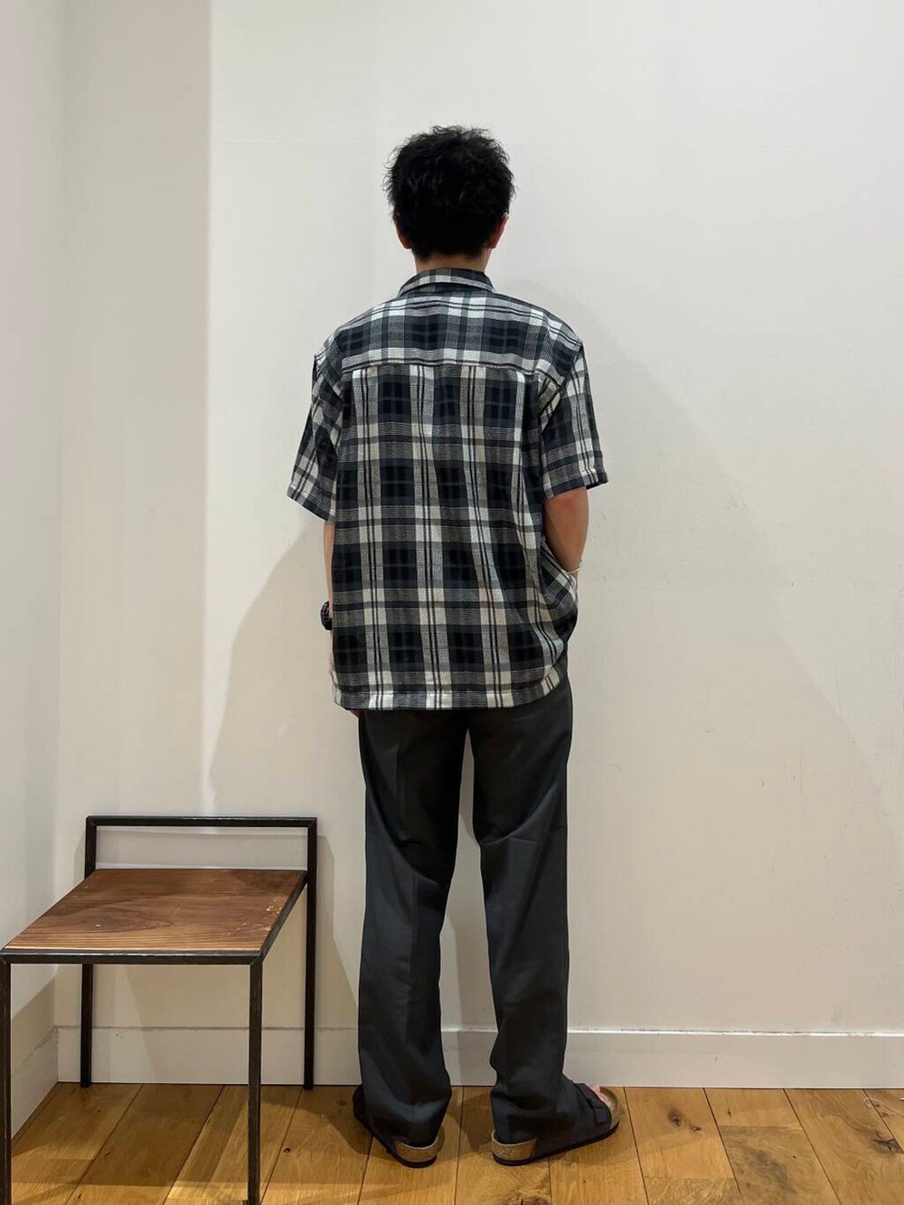 ブラック系のタンクトップ、ブラック系のシャツ/ブラウス、グレー系のその他パンツを着用したメンズの夏コーディネートの3枚目の写真