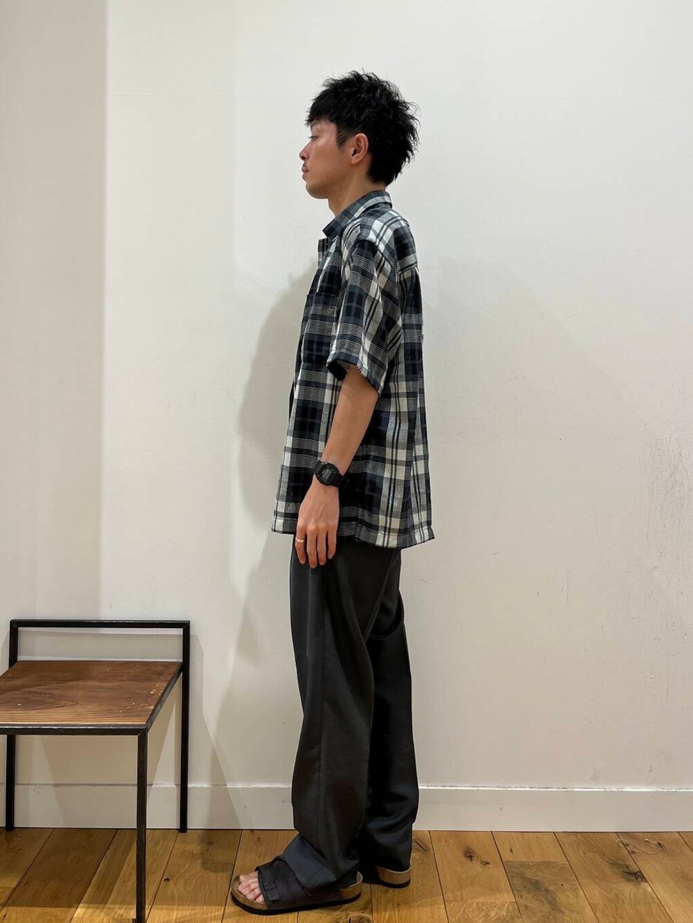 ブラック系のタンクトップ、ブラック系のシャツ/ブラウス、グレー系のその他パンツを着用したメンズの夏コーディネートの2枚目の写真