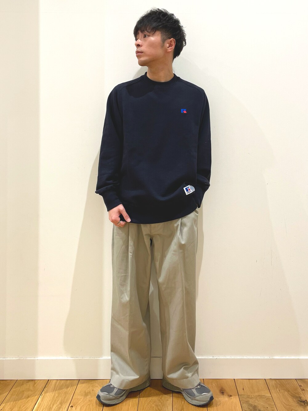 ブルー系のマウンテンパーカー、グリーン系のスウェット、ブラウン系のその他パンツを着用したメンズの冬コーディネートの3枚目の写真