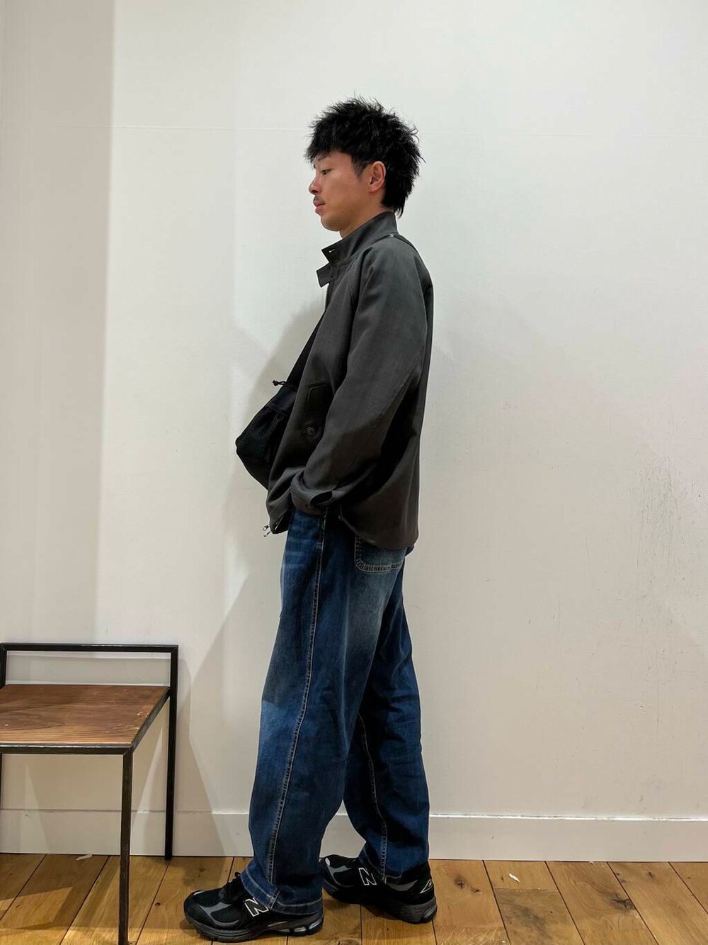 「デニム、カジュアル、春、アーバンリサーチドアーズ、doors、EKAL、メンズスタイル、メンズ、mens、春のジャケットスタイル」｜「Gramicciの『別注』GRAMICCI　Mountain Wide Pants（デニムパンツ、ブルー系）」を使った、みやさんさん（メンズ・171cm）の春コーディネートの3枚目の写真