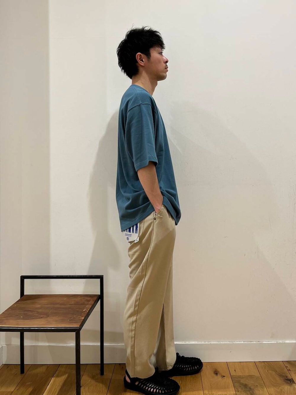 「シンプル、カジュアル、サンダル、アーバンリサーチドアーズ、夏、半袖、doors、メンズスタイル、サンダルコーデ、メンズ、mens、旅行コーデ、夏カラーコーデ、一枚で決まるtシャツ」｜「Leeの『別注』Lee×DOORS　FLeeasy Narrow（その他パンツ、ベージュ系）」を使った、みやさんさん（メンズ・171cm）の夏コーディネートの2枚目の写真