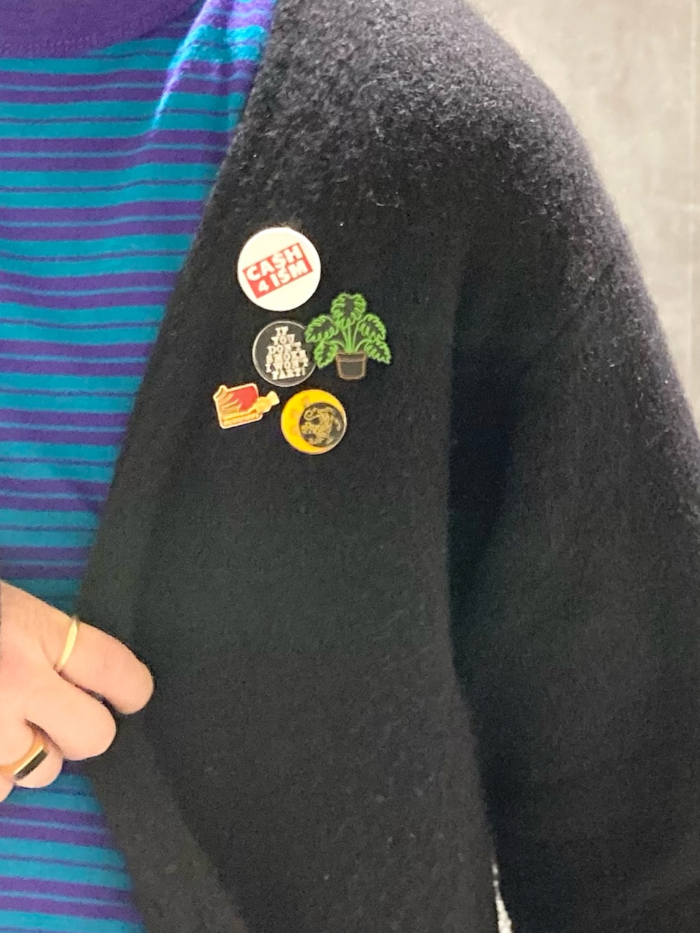 その他のトップス、ブルー系のデニムパンツ、ブラック系のカーディガン/ボレロを着用したメンズの秋コーディネートの2枚目の写真