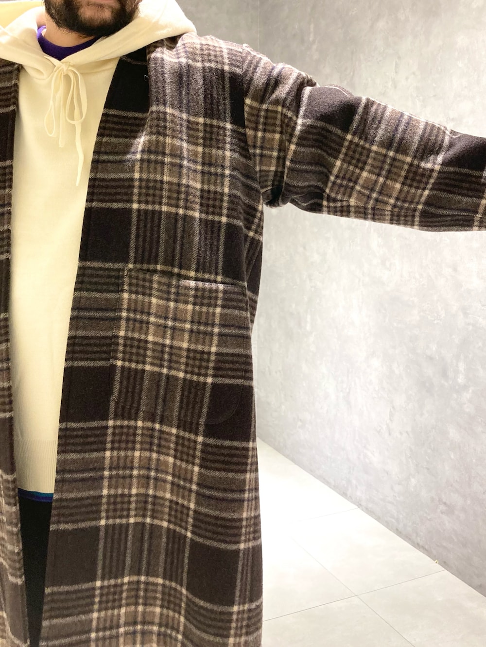 「大人カジュアル、秋冬コーデ、シンプルスタイル、ニット、JOURNAL STANDARD relume、relume、スラックス、コート、コートスタイル、ブランケット、ロングコート、休日スタイル、リラックススタイル、ニットコーデ、パーカー」|「JOURNAL STANDARD relumeのTECH WOOL WASHABLE スラックス(スラックス、ブラック系)」を使った、hotokun0111さん(メンズ・173cm)の秋コーディネートの4枚目の写真