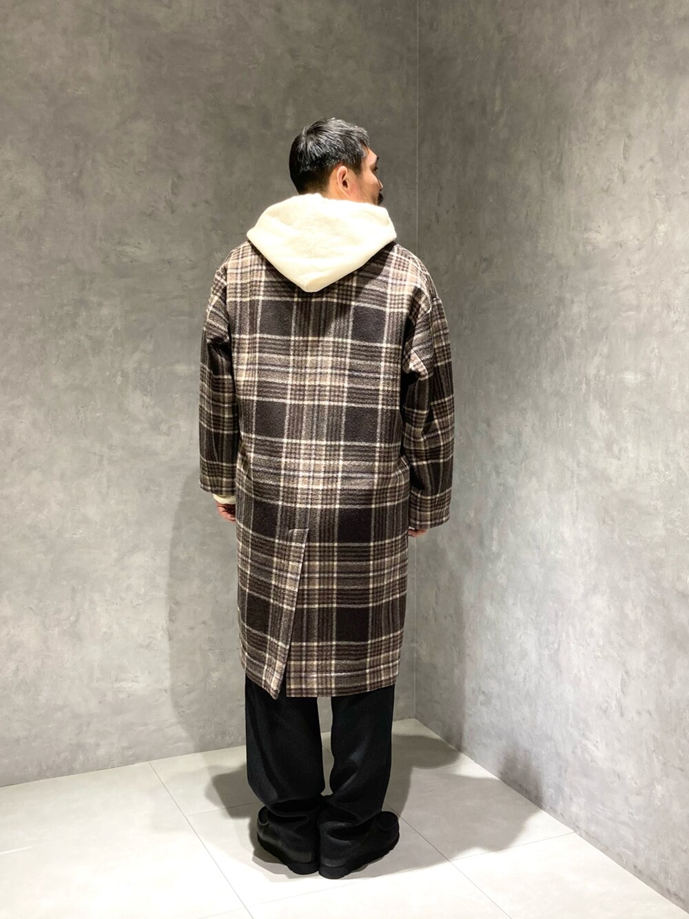 「大人カジュアル、秋冬コーデ、シンプルスタイル、ニット、JOURNAL STANDARD relume、relume、スラックス、コート、コートスタイル、ブランケット、ロングコート、休日スタイル、リラックススタイル、ニットコーデ、パーカー」|「JOURNAL STANDARD relumeのTECH WOOL WASHABLE スラックス(スラックス、ブラック系)」を使った、hotokun0111さん(メンズ・173cm)の秋コーディネートの3枚目の写真