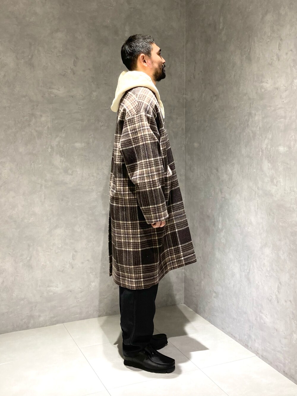 「大人カジュアル、秋冬コーデ、シンプルスタイル、ニット、JOURNAL STANDARD relume、relume、スラックス、コート、コートスタイル、ブランケット、ロングコート、休日スタイル、リラックススタイル、ニットコーデ、パーカー」|「JOURNAL STANDARD relumeのTECH WOOL WASHABLE スラックス(スラックス、ブラック系)」を使った、hotokun0111さん(メンズ・173cm)の秋コーディネートの2枚目の写真