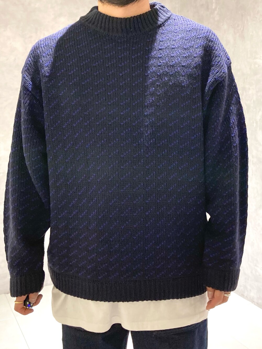 ブルー系のデニムパンツ、ブルー系のニット/セーター、ブルー系のニット/セーターを着用したメンズの秋コーディネートの2枚目の写真