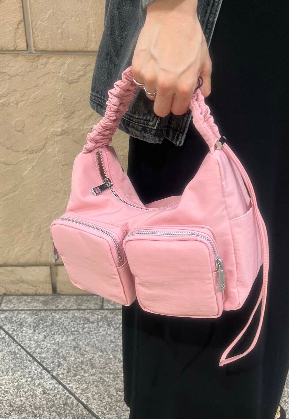 ブラック系のキャミソール、レッド系のショルダーバッグ、グレー系のデニムジャケットを着用したレディースの夏コーディネートの5枚目の写真