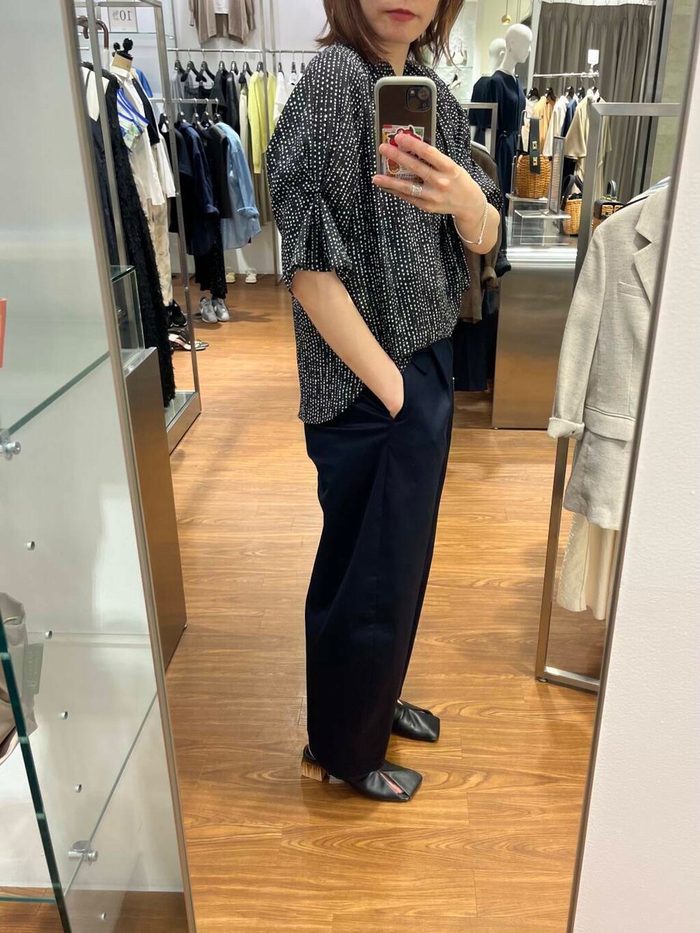 ブラック系のシャツ/ブラウス、ブルー系のその他パンツを着用したレディースの夏コーディネートの4枚目の写真