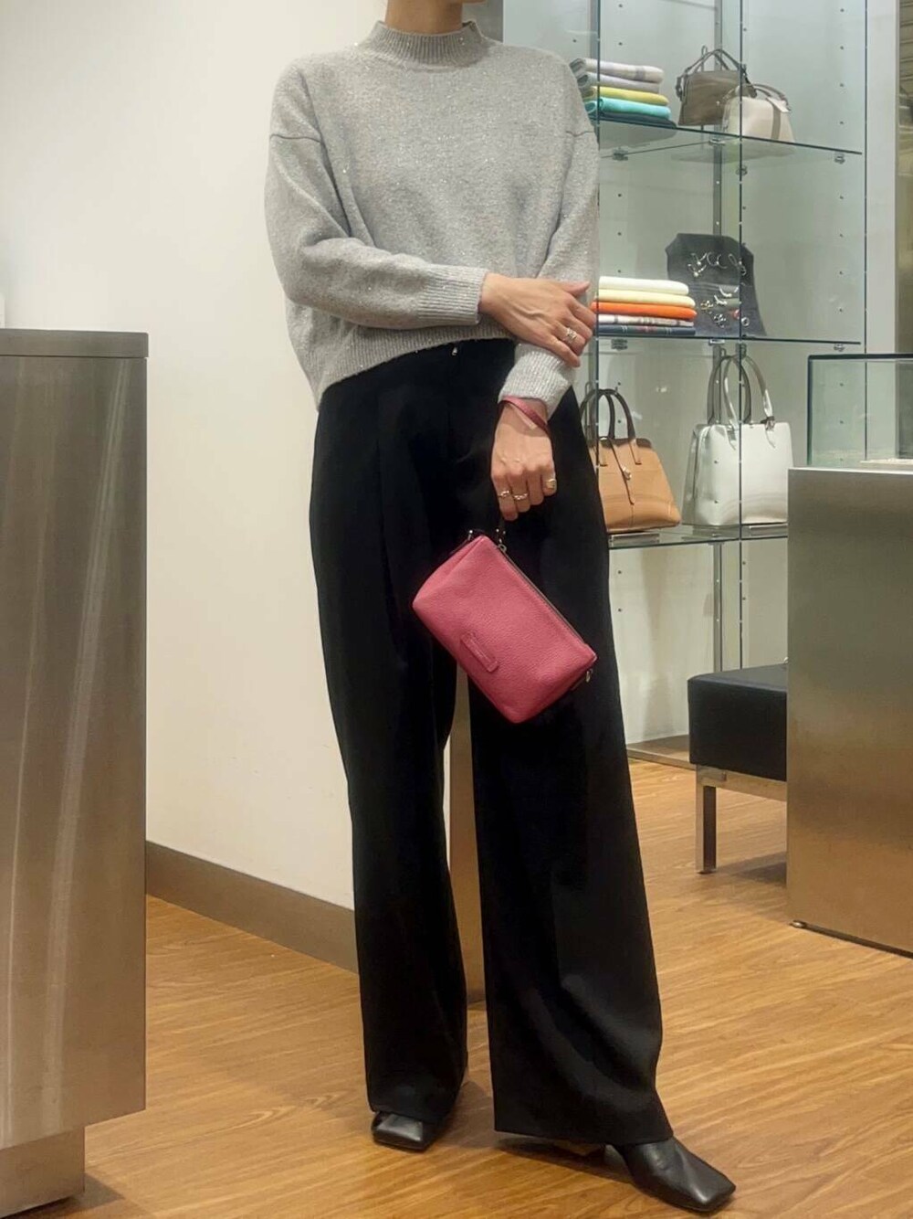 ホワイト系のポンチョ、ブラック系のその他パンツ、グレー系のニット/セーターを着用したレディースの秋コーディネートの5枚目の写真