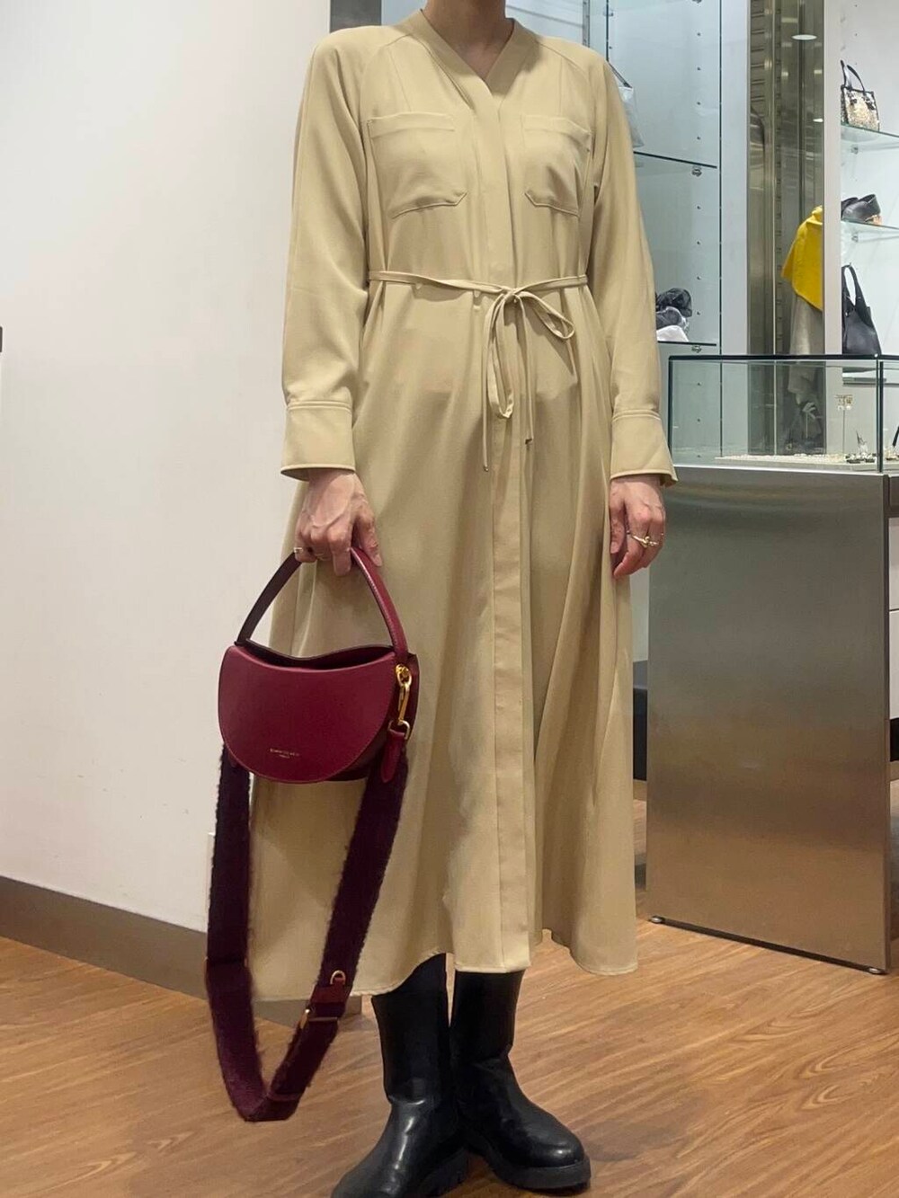 イエロー系のワンピースを着用したレディースの秋コーディネートの3枚目の写真