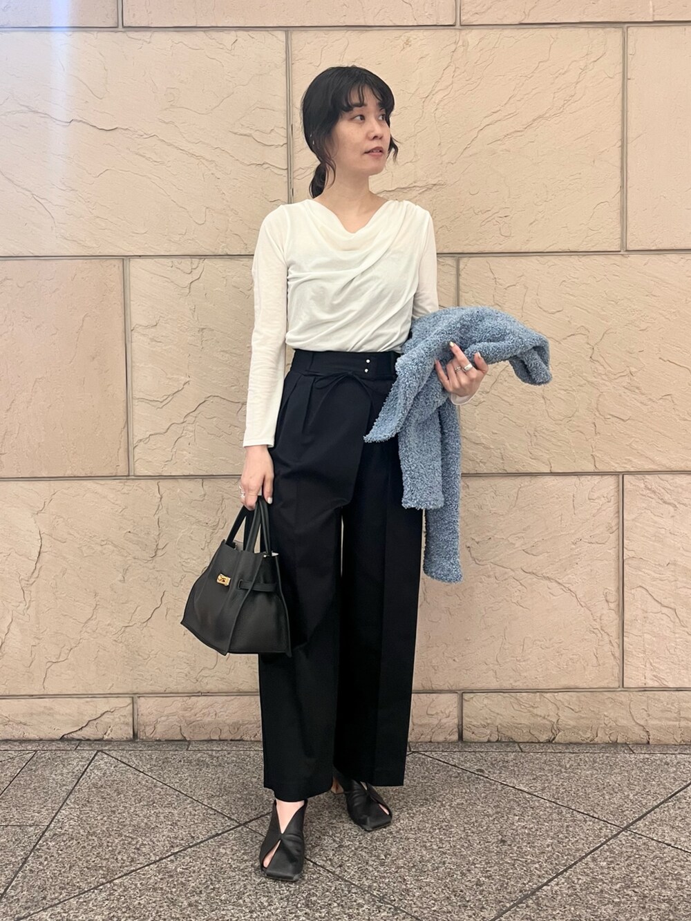 ブルー系のカーディガン/ボレロ、ホワイト系のTシャツ/カットソー、ブルー系のその他パンツを着用したレディースの春コーディネートの3枚目の写真