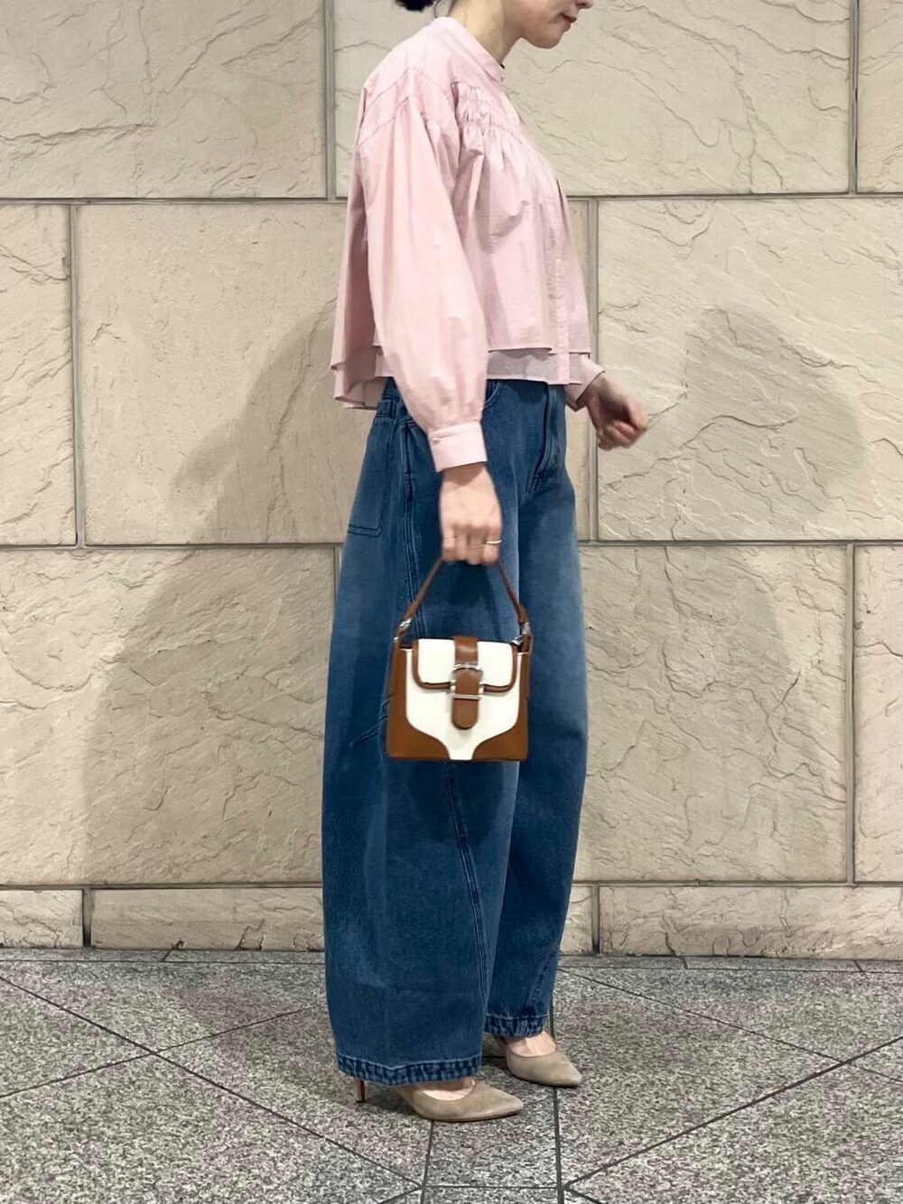 ブラウン系のパンプス、ピンク系のシャツ/ブラウス、ブルー系のデニムパンツを着用したレディースの冬コーディネートの4枚目の写真