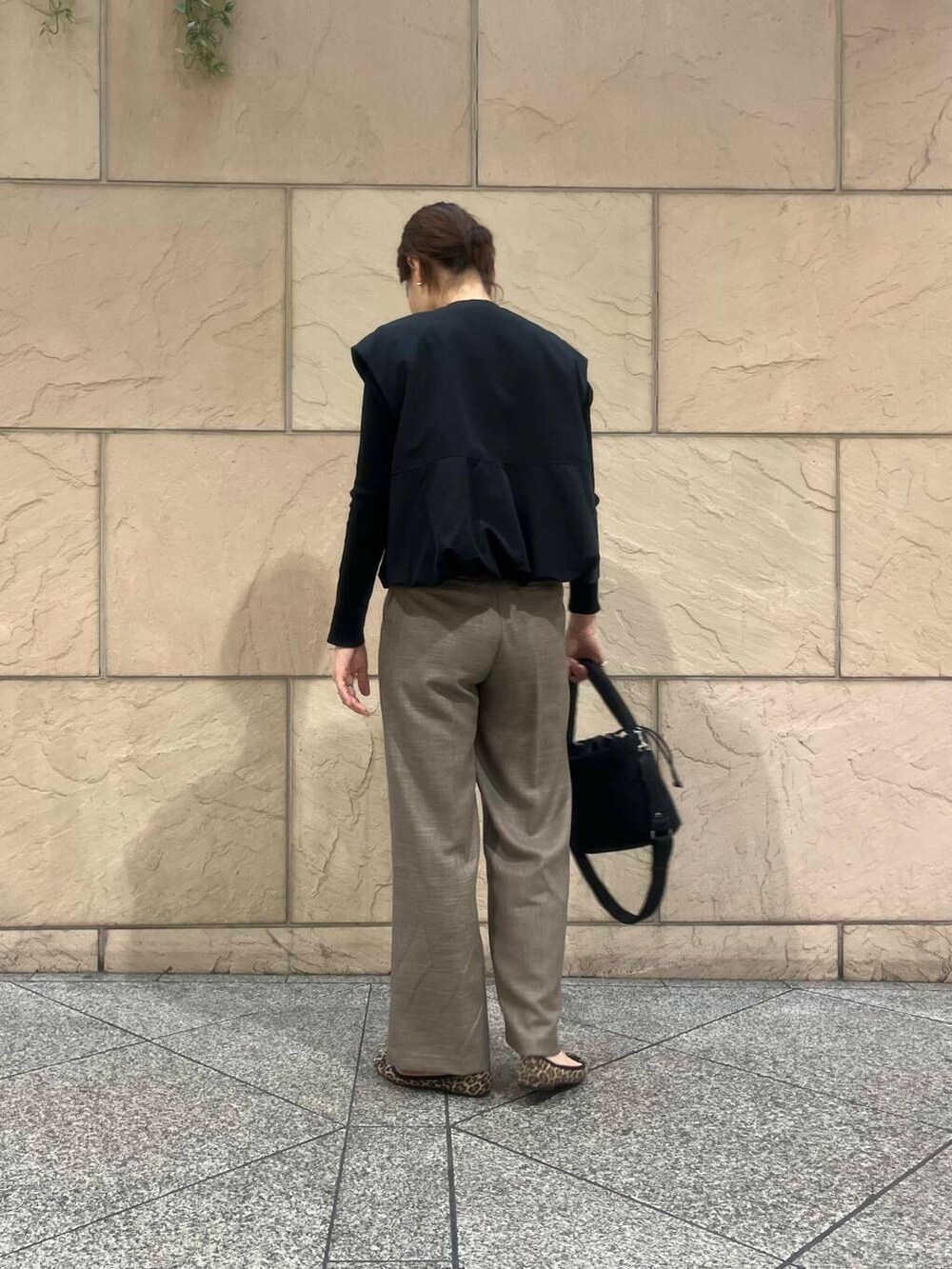 ベージュ系のその他パンツ、ブラック系のTシャツ/カットソー、ブラック系のベストを着用したレディースの秋コーディネートの4枚目の写真