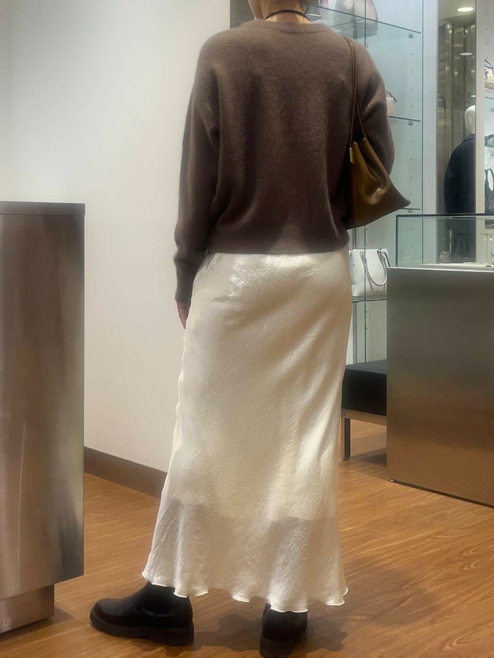 ホワイト系のスカート、イエロー系のカーディガン/ボレロ、ブラウン系のトートバッグを着用したレディースの秋コーディネートの3枚目の写真