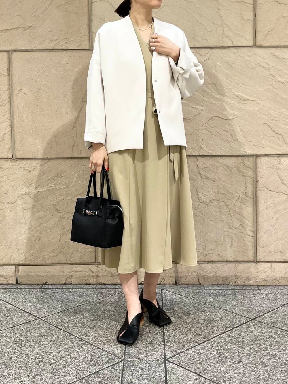 「ワンピース、春コーデ、春アウター、オフィスカジュアル、ROSSO、高身長コーデ、セレモニー、新生活、ナチュラル×ブルベ夏、エレンディーク」|「URBAN RESEARCH ROSSO WOMENのカシュクールデザインボタンワンピース(ワンピース、ベージュ系)」を使った、katayoさん(レディース・166cm)の冬コーディネートの2枚目の写真