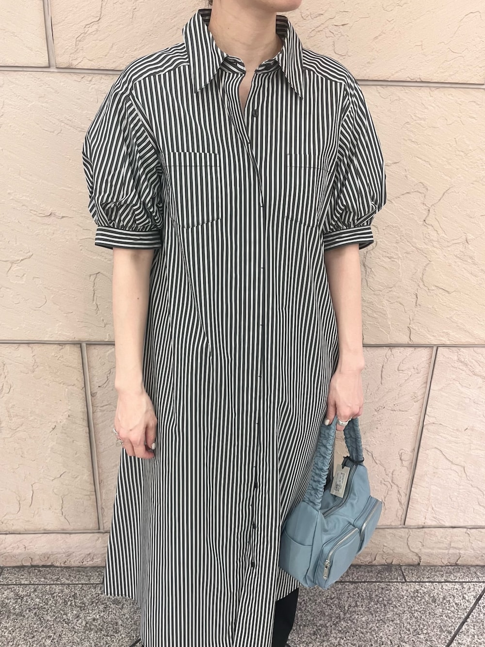 ブラック系のその他パンツ、ブルー系のショルダーバッグ、ブラック系のワンピースを着用したレディースの春コーディネートの4枚目の写真