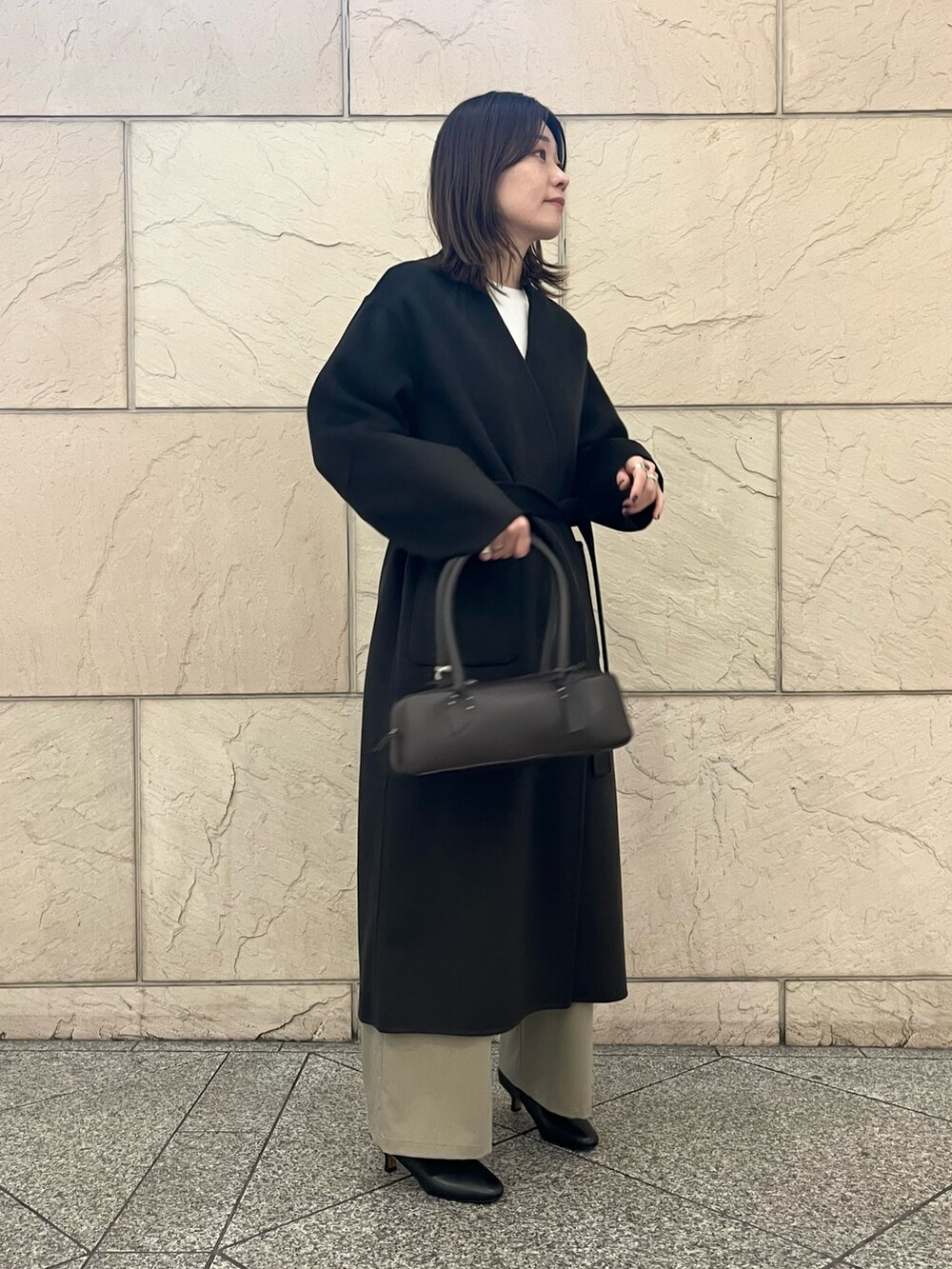 グレー系のその他アウター、ブラウン系のハンドバッグ、ベージュ系のその他パンツを着用したレディースの秋コーディネートの2枚目の写真